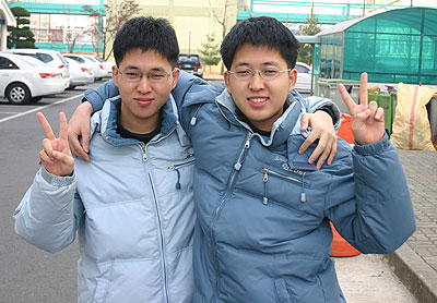 [매일신문] 초·중·고 이어 대학도 쌍둥이 형제 만세 이미지